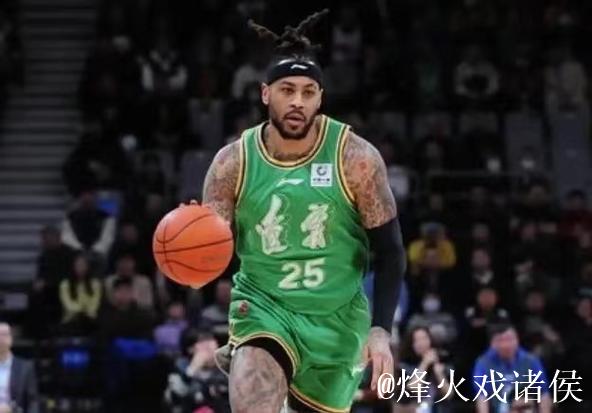 莫兰德篮下接球强起上篮,遭胡金秋正面大帽拒绝 莫兰德篮下接球强起上篮,遭胡金秋正面大帽拒绝